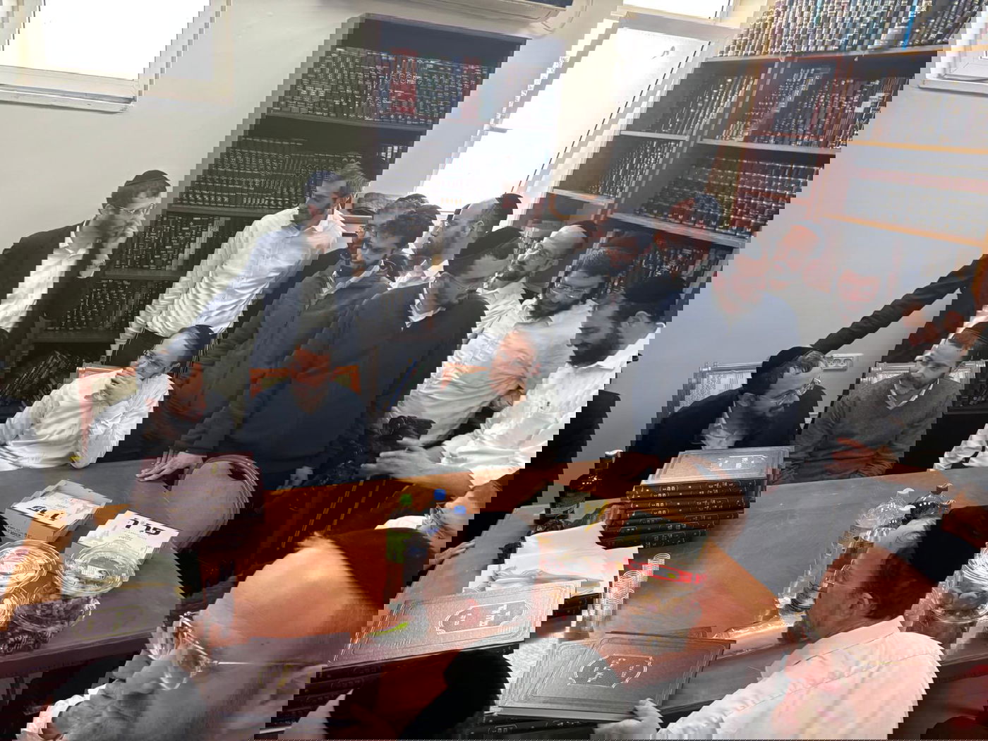 הגר"א וייס במעמד 'לחיים' לרגל הוצאת ספרו מנחת אשר חלק ל"ה