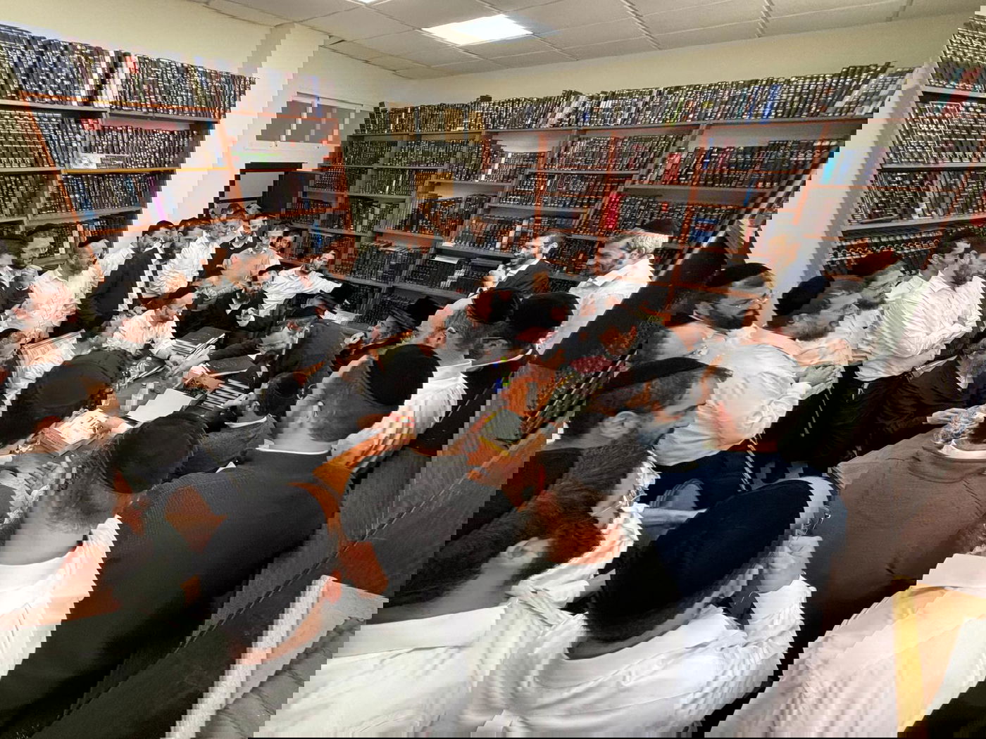 הגר"א וייס במעמד 'לחיים' לרגל הוצאת ספרו מנחת אשר חלק ל"ה