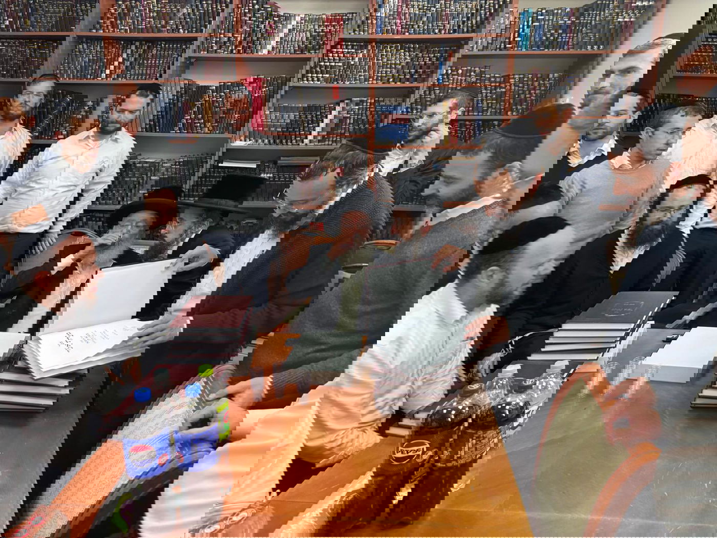 הגר"א וייס במעמד 'לחיים' לרגל הוצאת ספרו מנחת אשר חלק ל"ה