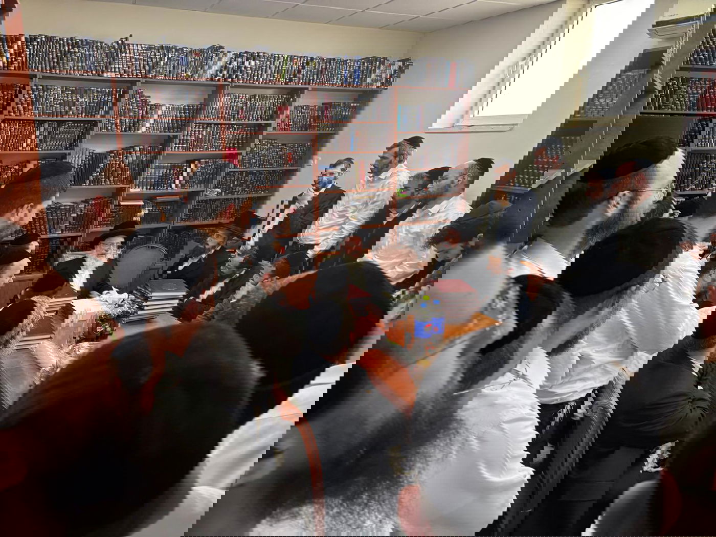 הגר"א וייס במעמד 'לחיים' לרגל הוצאת ספרו מנחת אשר חלק ל"ה