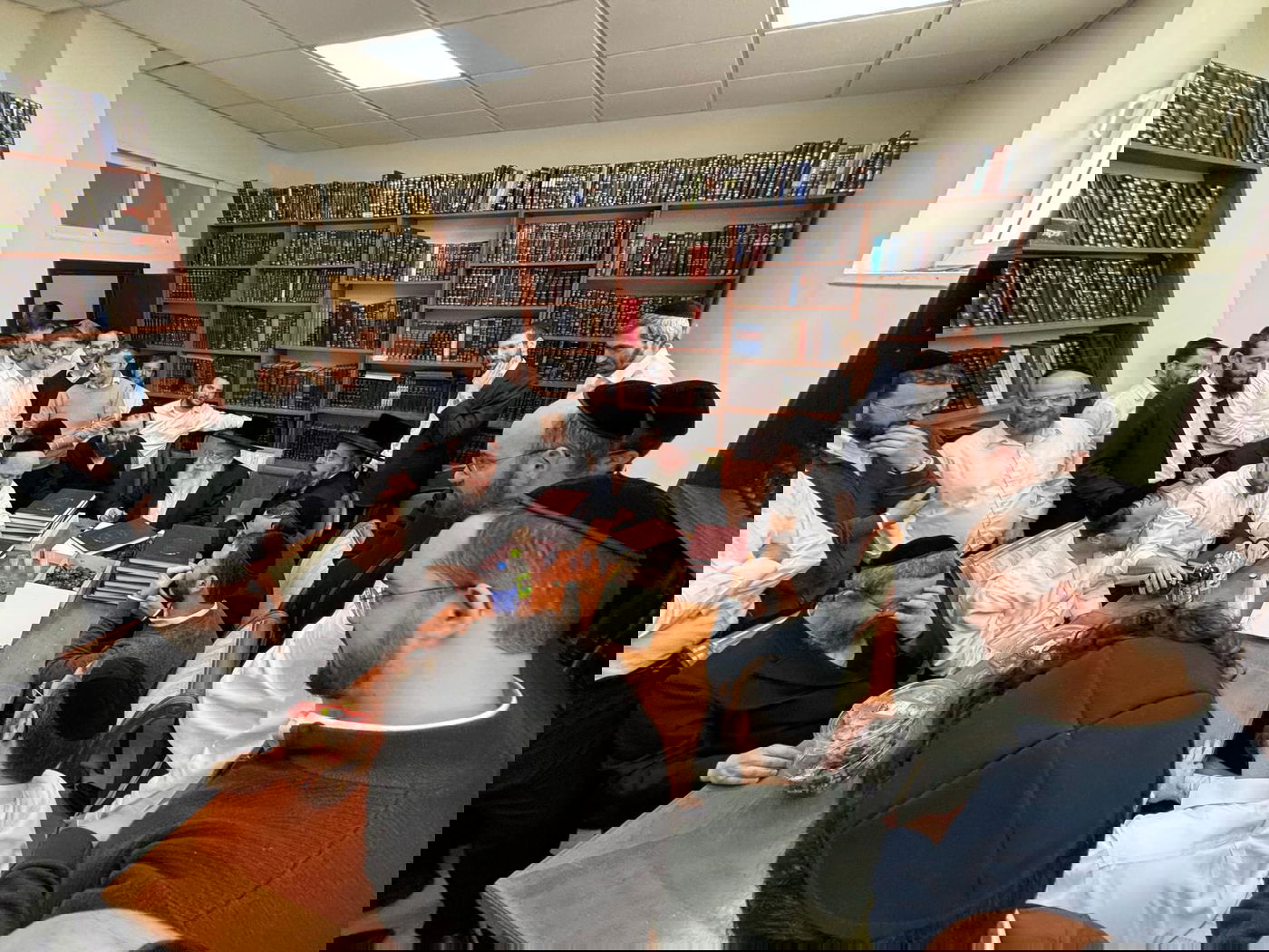 הגר"א וייס במעמד 'לחיים' לרגל הוצאת ספרו מנחת אשר חלק ל"ה