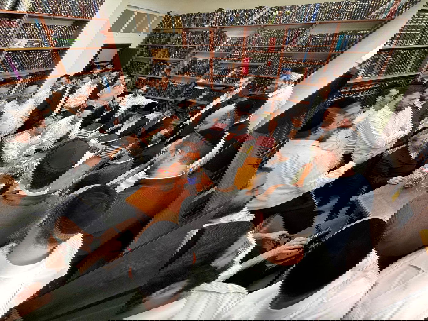 הגר"א וייס במעמד 'לחיים' לרגל הוצאת ספרו מנחת אשר חלק ל"ה