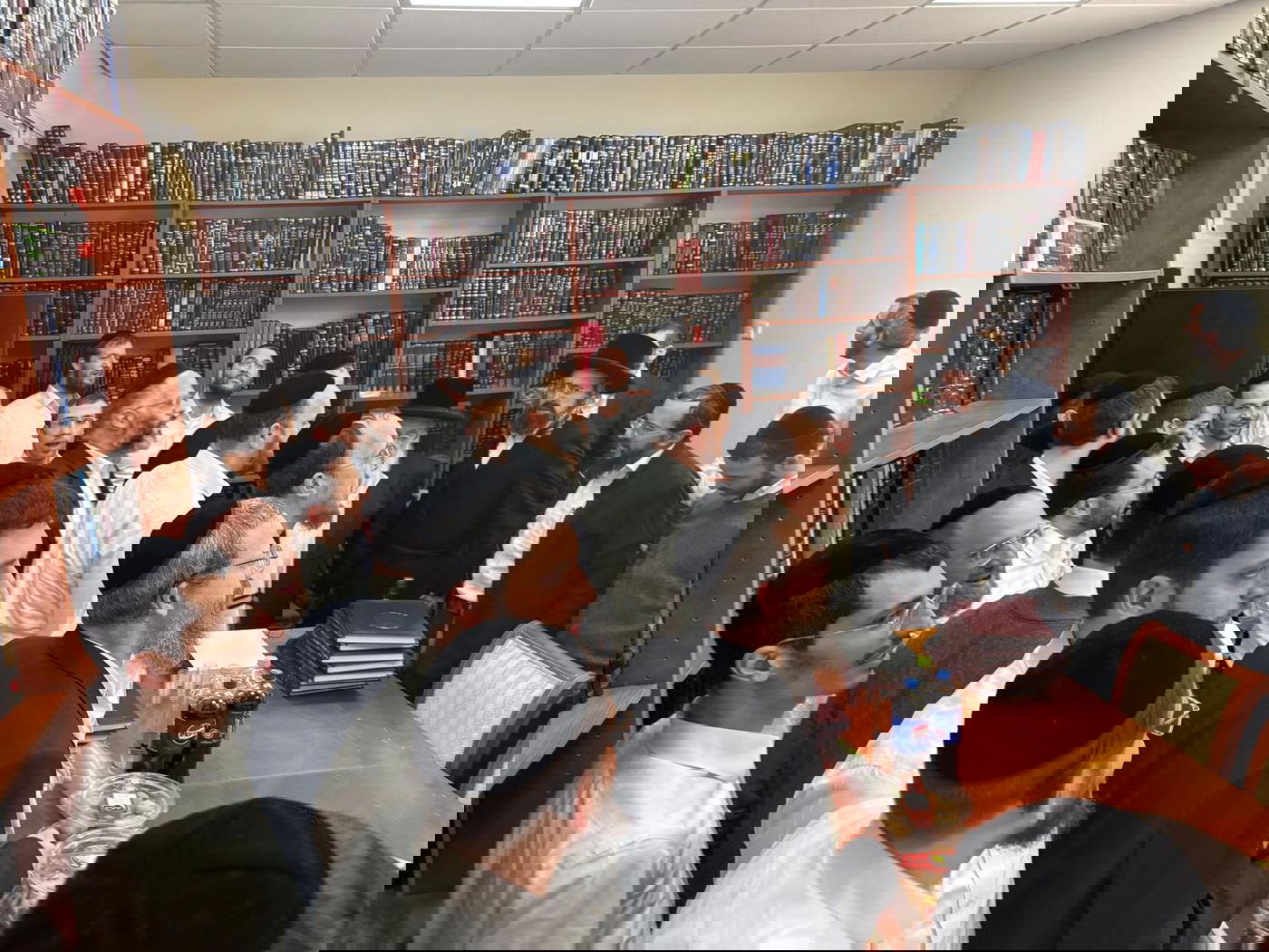 הגר"א וייס במעמד 'לחיים' לרגל הוצאת ספרו מנחת אשר חלק ל"ה