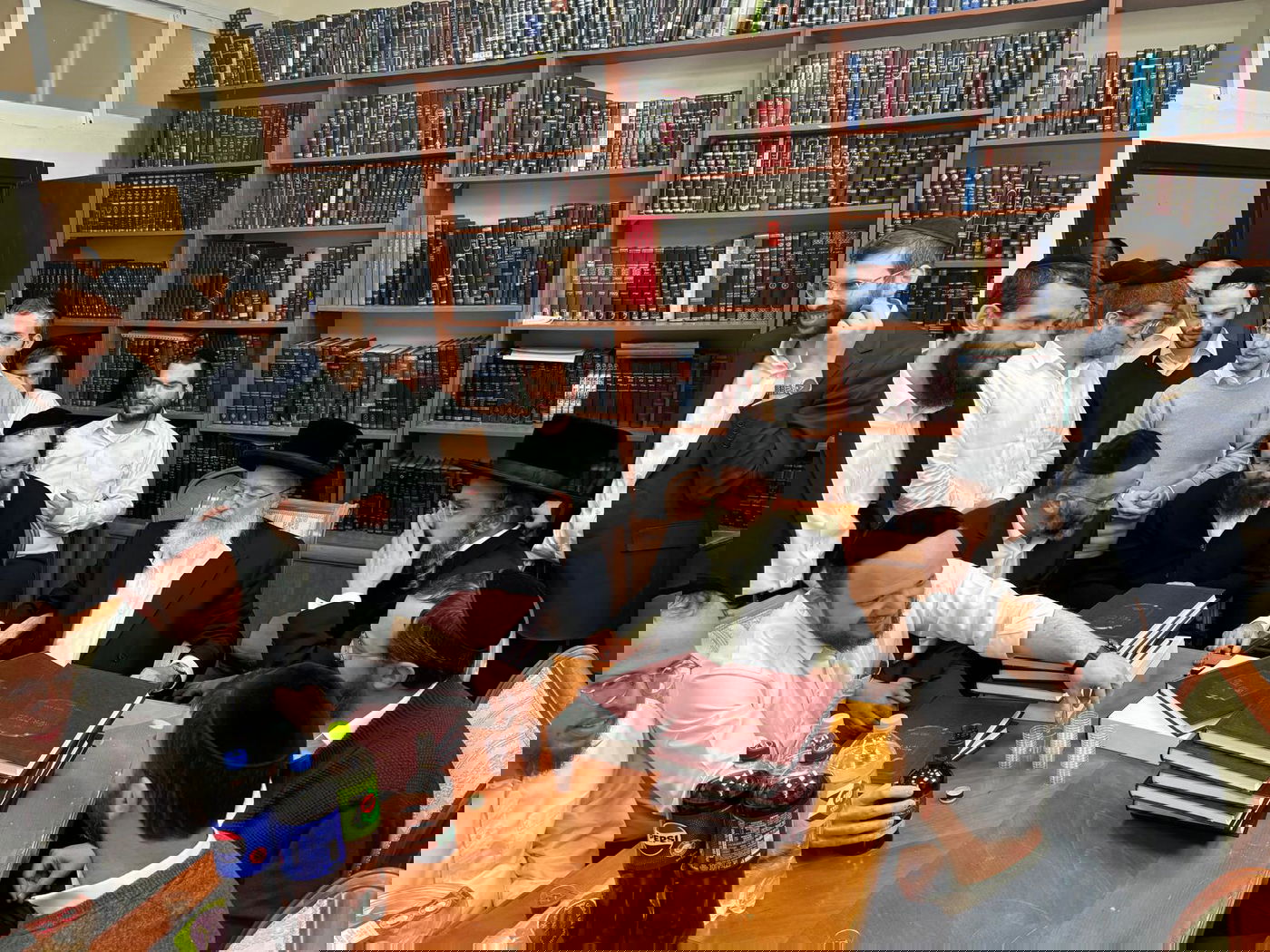 הגר"א וייס במעמד 'לחיים' לרגל הוצאת ספרו מנחת אשר חלק ל"ה