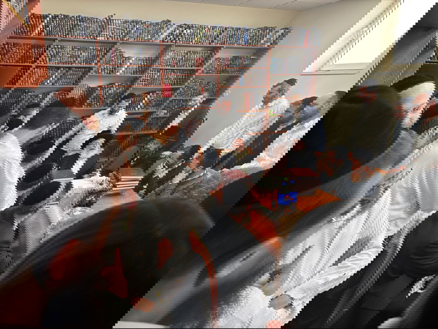 הגר"א וייס במעמד 'לחיים' לרגל הוצאת ספרו מנחת אשר חלק ל"ה