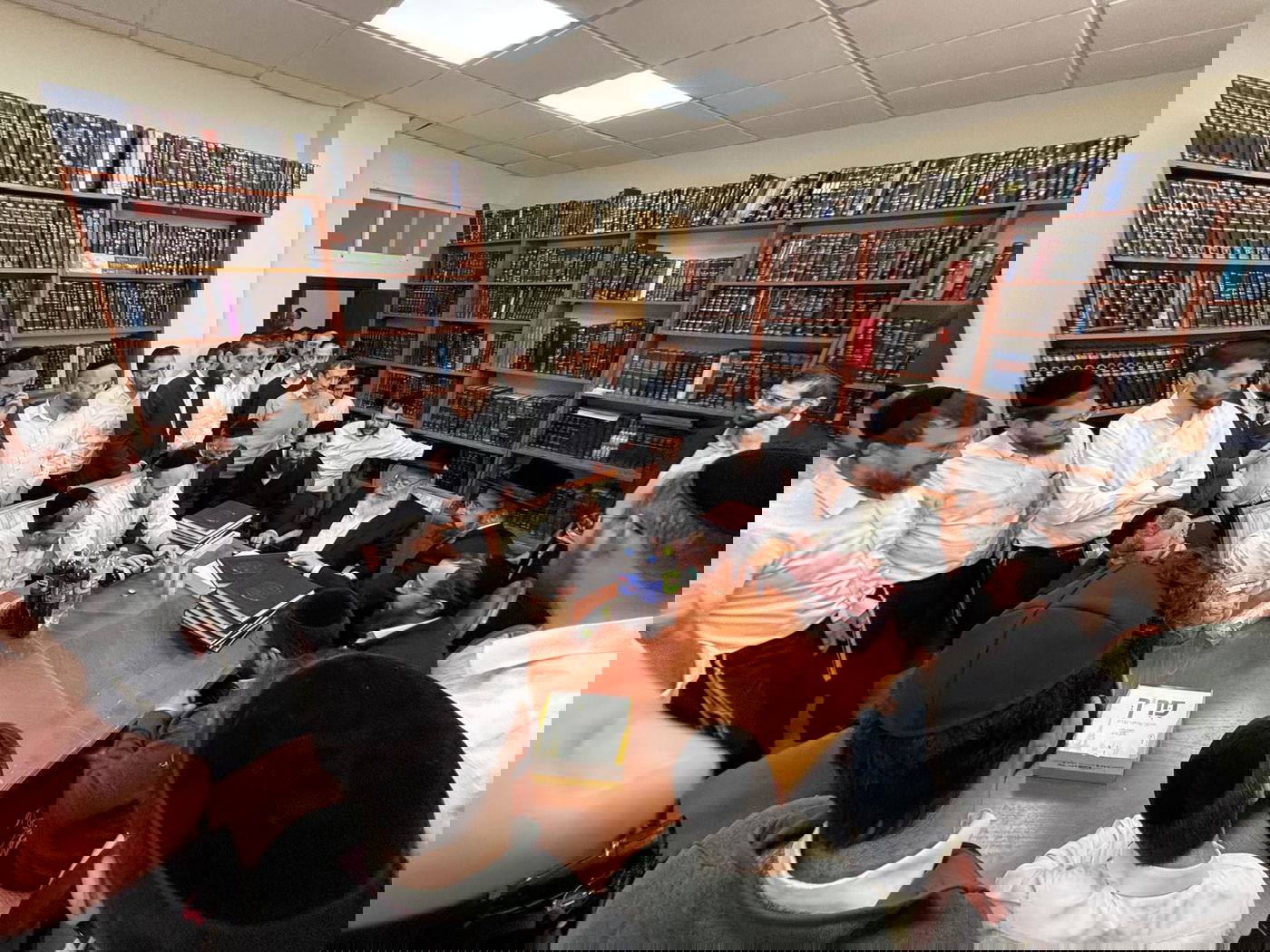 הגר"א וייס במעמד 'לחיים' לרגל הוצאת ספרו מנחת אשר חלק ל"ה