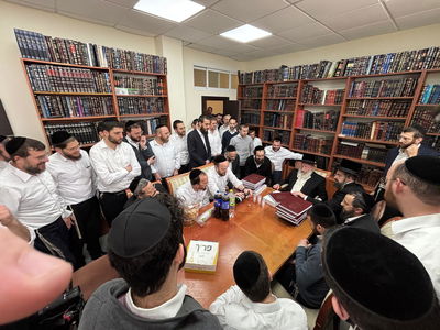 הגר"א וייס במעמד 'לחיים' לרגל הוצאת ספרו מנחת אשר חלק ל"ה