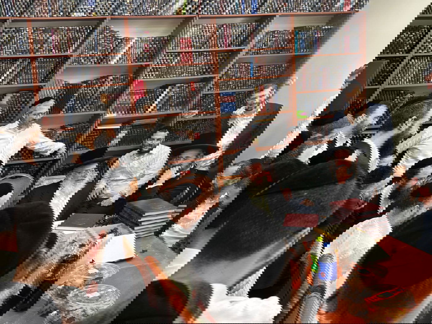 הגר"א וייס במעמד 'לחיים' לרגל הוצאת ספרו מנחת אשר חלק ל"ה