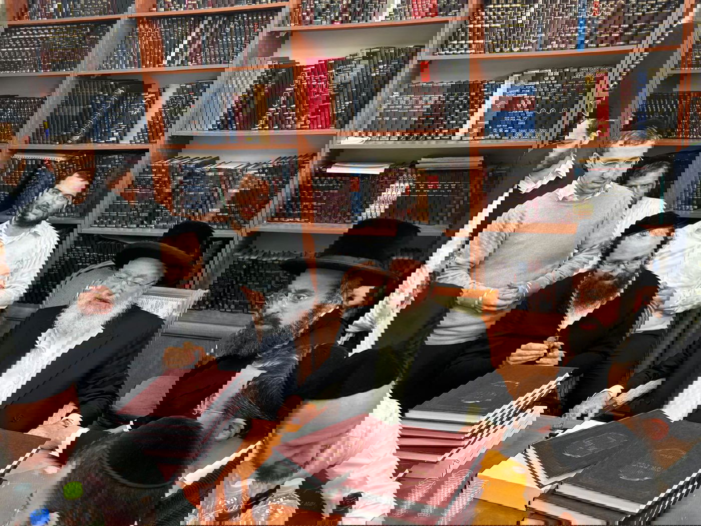 הגר"א וייס במעמד 'לחיים' לרגל הוצאת ספרו מנחת אשר חלק ל"ה