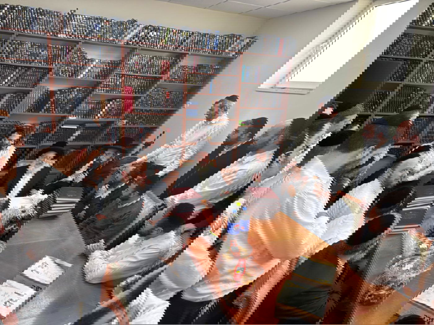 הגר"א וייס במעמד 'לחיים' לרגל הוצאת ספרו מנחת אשר חלק ל"ה