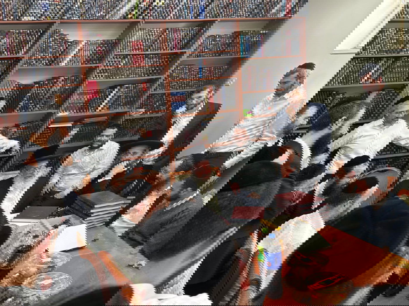 הגר"א וייס במעמד 'לחיים' לרגל הוצאת ספרו מנחת אשר חלק ל"ה