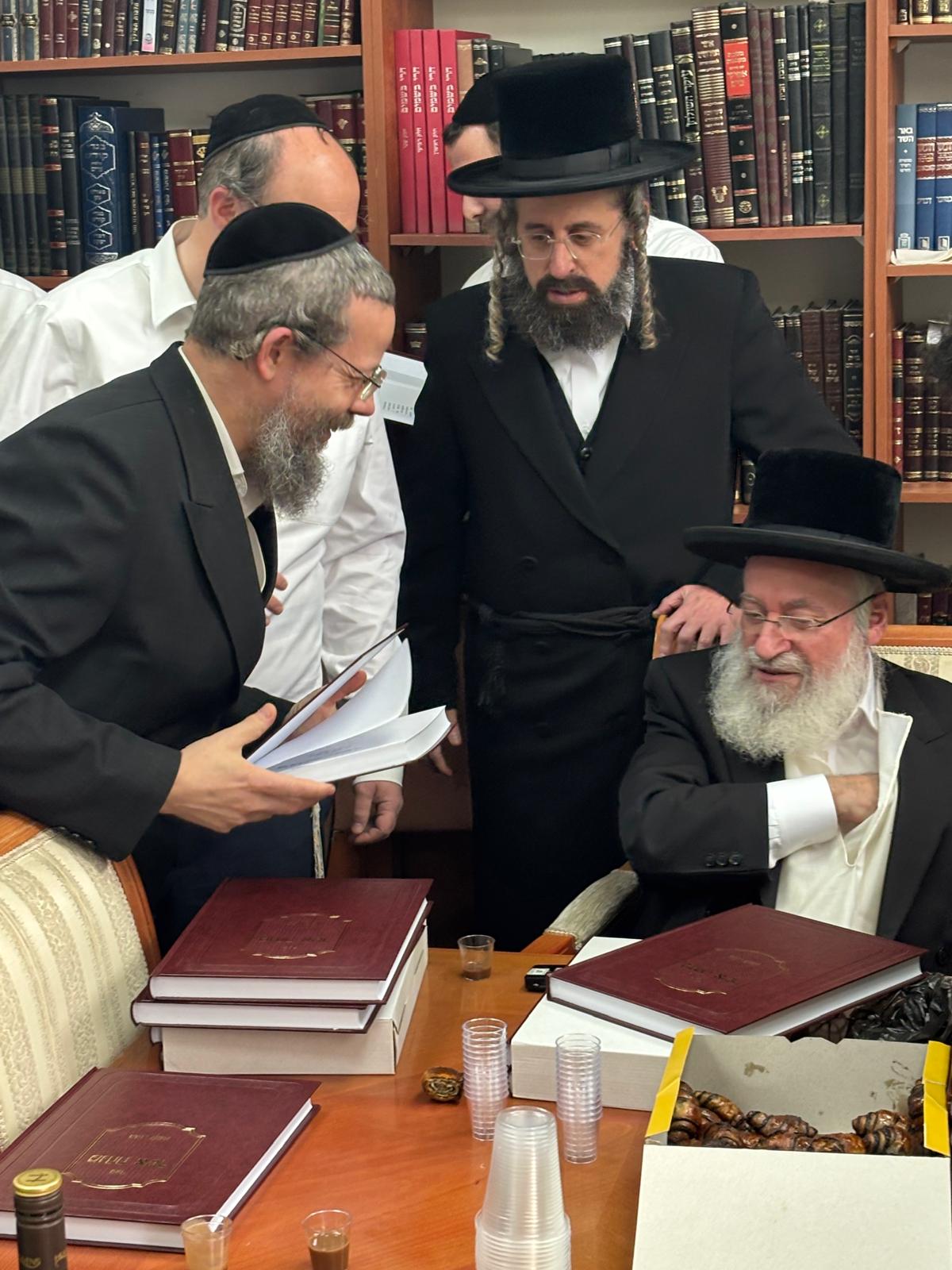 הגר"א וייס במעמד 'לחיים' לרגל הוצאת ספרו מנחת אשר חלק ל"ה