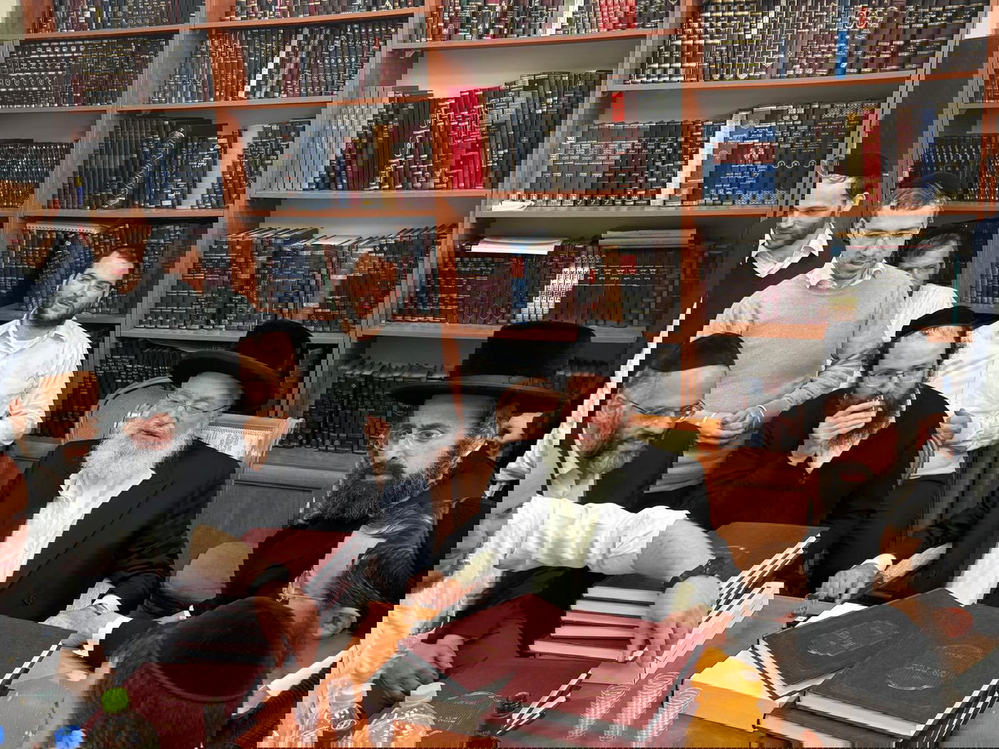 הגר"א וייס במעמד 'לחיים' לרגל הוצאת ספרו מנחת אשר חלק ל"ה