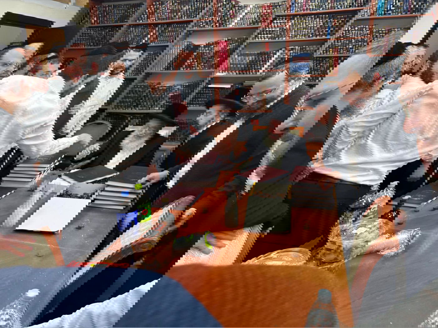 הגר"א וייס במעמד 'לחיים' לרגל הוצאת ספרו מנחת אשר חלק ל"ה