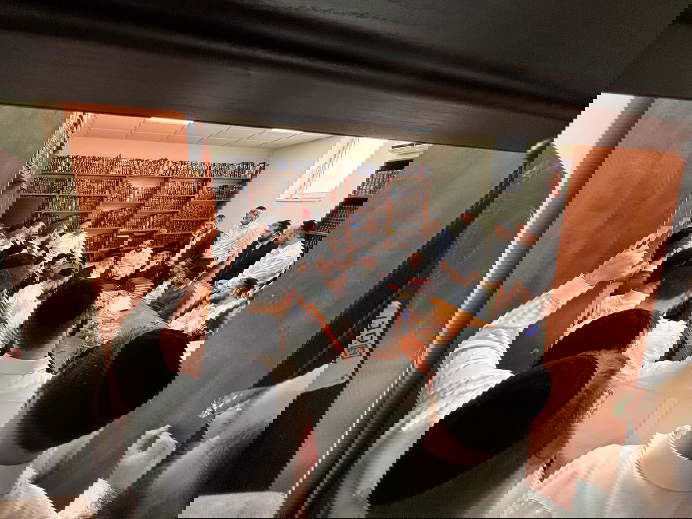 הגר"א וייס במעמד 'לחיים' לרגל הוצאת ספרו מנחת אשר חלק ל"ה