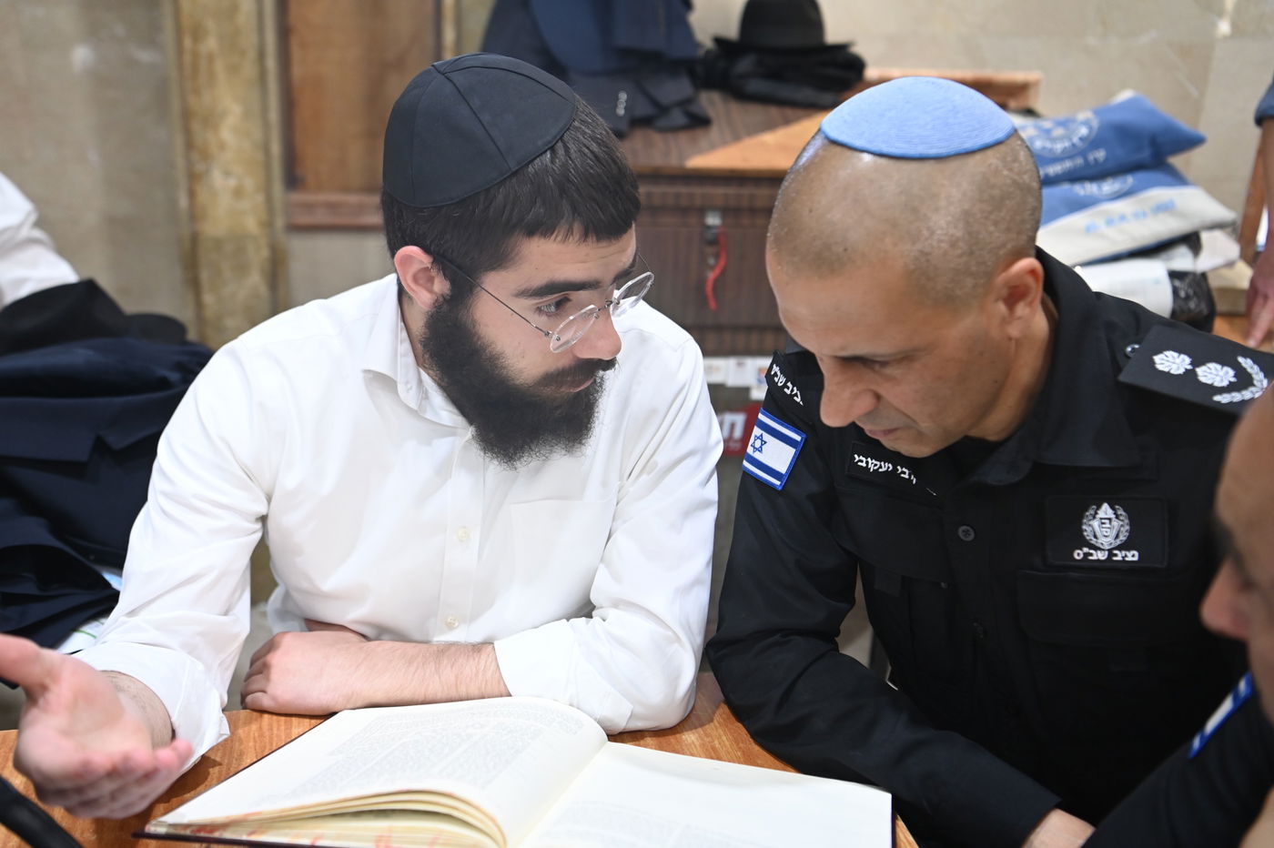 קצינים בכירים משירות בתי הסוהר בביקור בכפר חב"ד