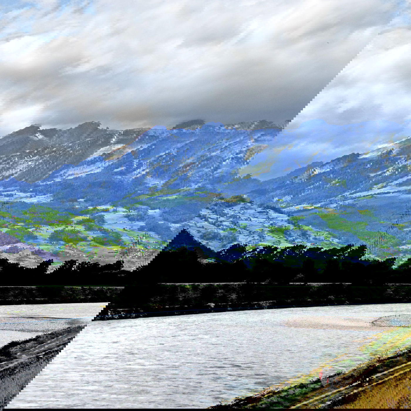 גבול שוויץ-ליכטנשטיין - התמונה צולמה מואדוץ - ליכטנשטיין, כששוויץ בגדה השמאלית (מערב) והריין זורם לכיוון גרמניה (ימין, צפון)