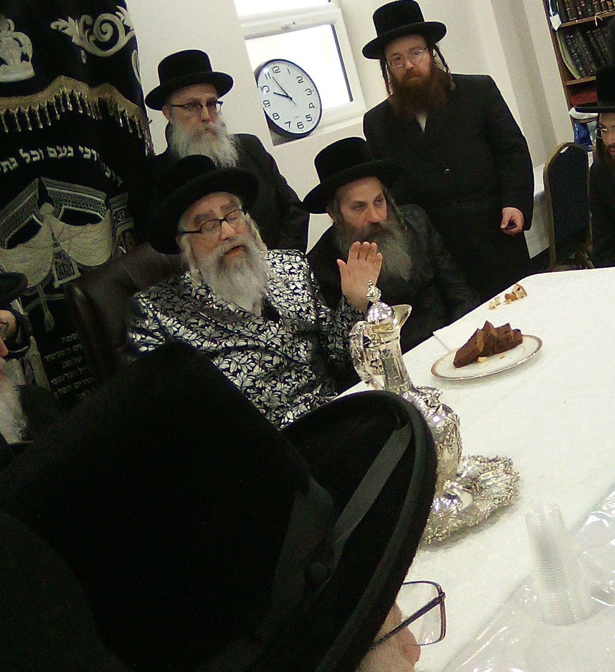 האדמו"ר מויז'ניץ מונסי בקביעת מזוזות לביהמ"ד ויז'ניץ בלונדון