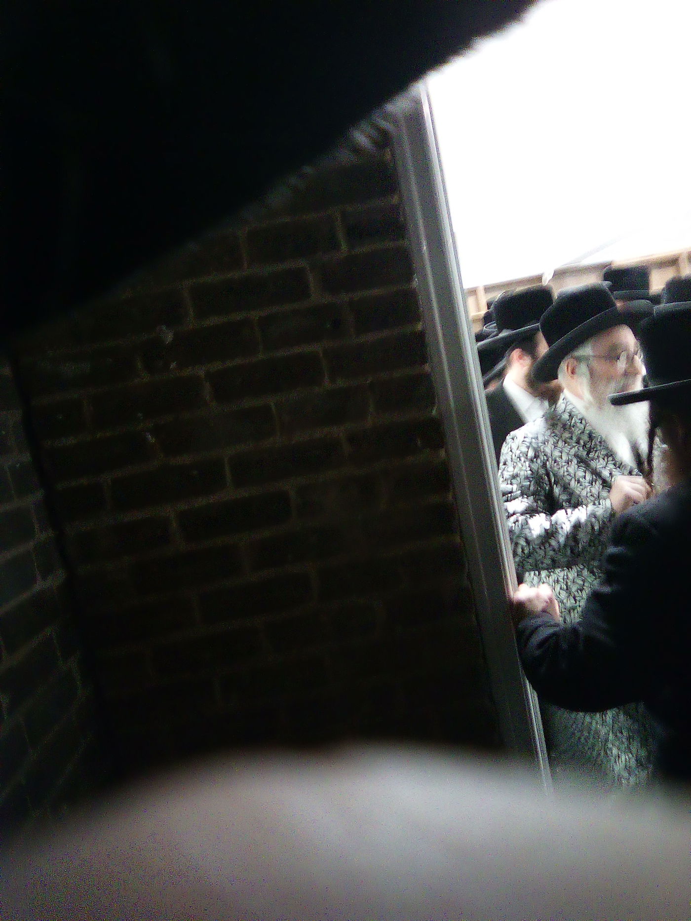 האדמו"ר מויז'ניץ מונסי בקביעת מזוזות לביהמ"ד ויז'ניץ בלונדון