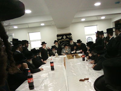 האדמו"ר מויז'ניץ מונסי בקביעת מזוזות לביהמ"ד ויז'ניץ בלונדון