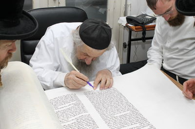 הכנסת ספר תורה של יד לאחים