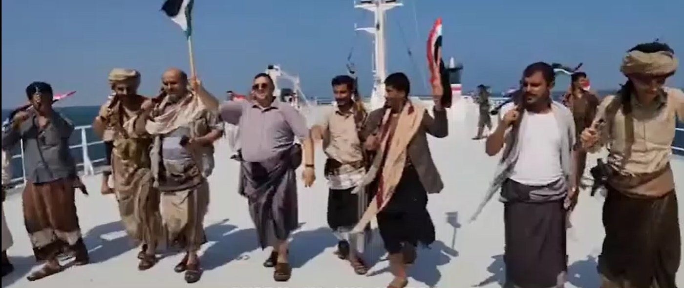 חות'ים מרקדים על ספינה שנשדדה