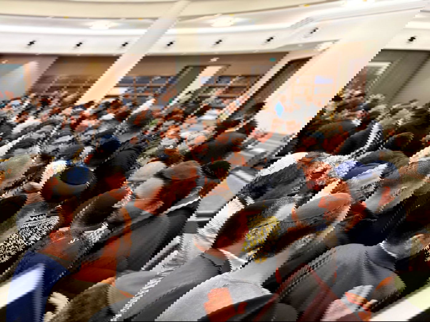 המונים מתגודדים סביב הראשון לציון לבקש ברכתו