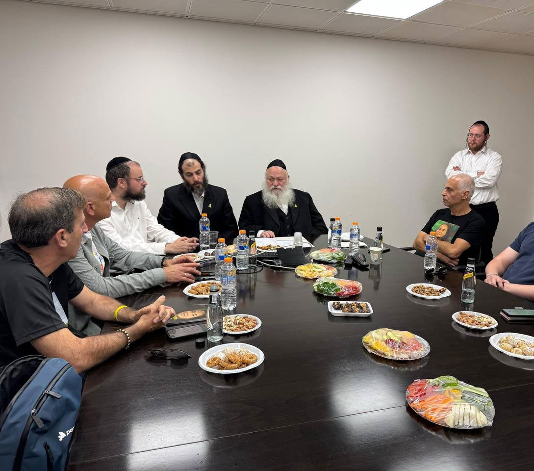 פגישת גולדקנופף עם משפחות חטופים