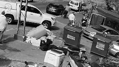 רגעי הדרמה: זורק ומפוצץ רימון ליד גן ילדים בבני ברק ובורח