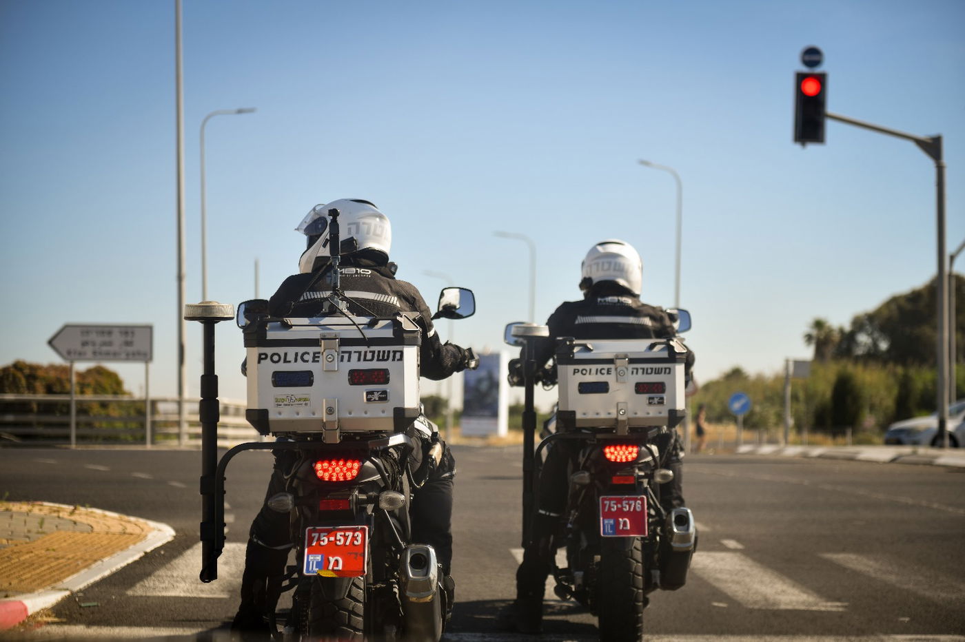 הנהג לשוטרים: "אני בדרך לאשתי החולה ויש פקק" | צפו בתגובה