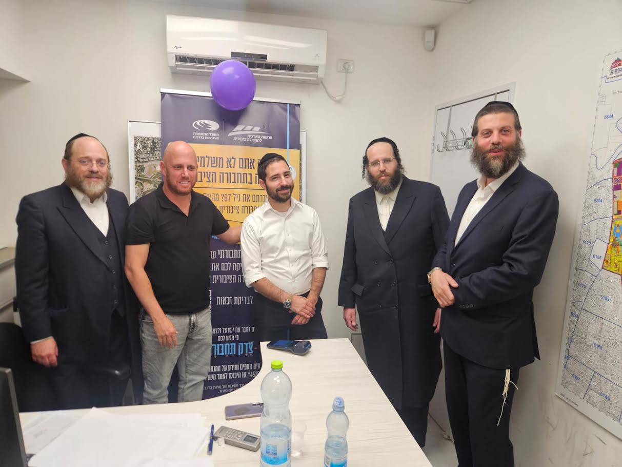 מנהל השיווק רב קו אונליין יוסי טחובר, עו"ד יצחק שטרן יחד עם משנה לראש העיר יוסף יצחק יעקובוביץ, חבר המועצה שלמה פדר ונציג הקהילות אברהם לוין בקבלת קהל בעירייה