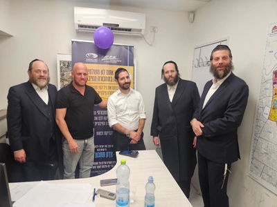 מנהל השיווק רב קו אונליין יוסי טחובר, עו"ד יצחק שטרן יחד עם משנה לראש העיר יוסף יצחק יעקובוביץ, חבר המועצה שלמה פדר ונציג הקהילות אברהם לוין בקבלת קהל בעירייה