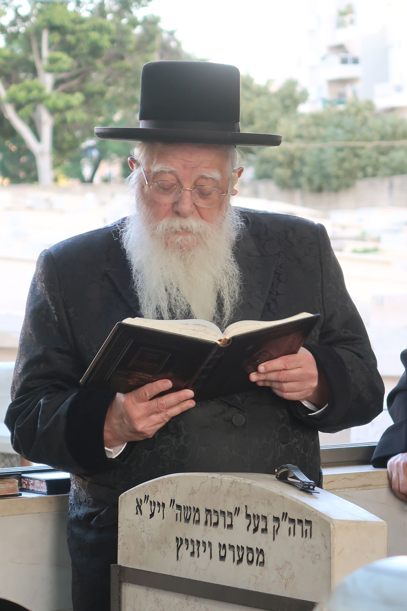 האדמו"ר משאץ ויז'ניץ בתפילה בבית העלמין בבני ברק