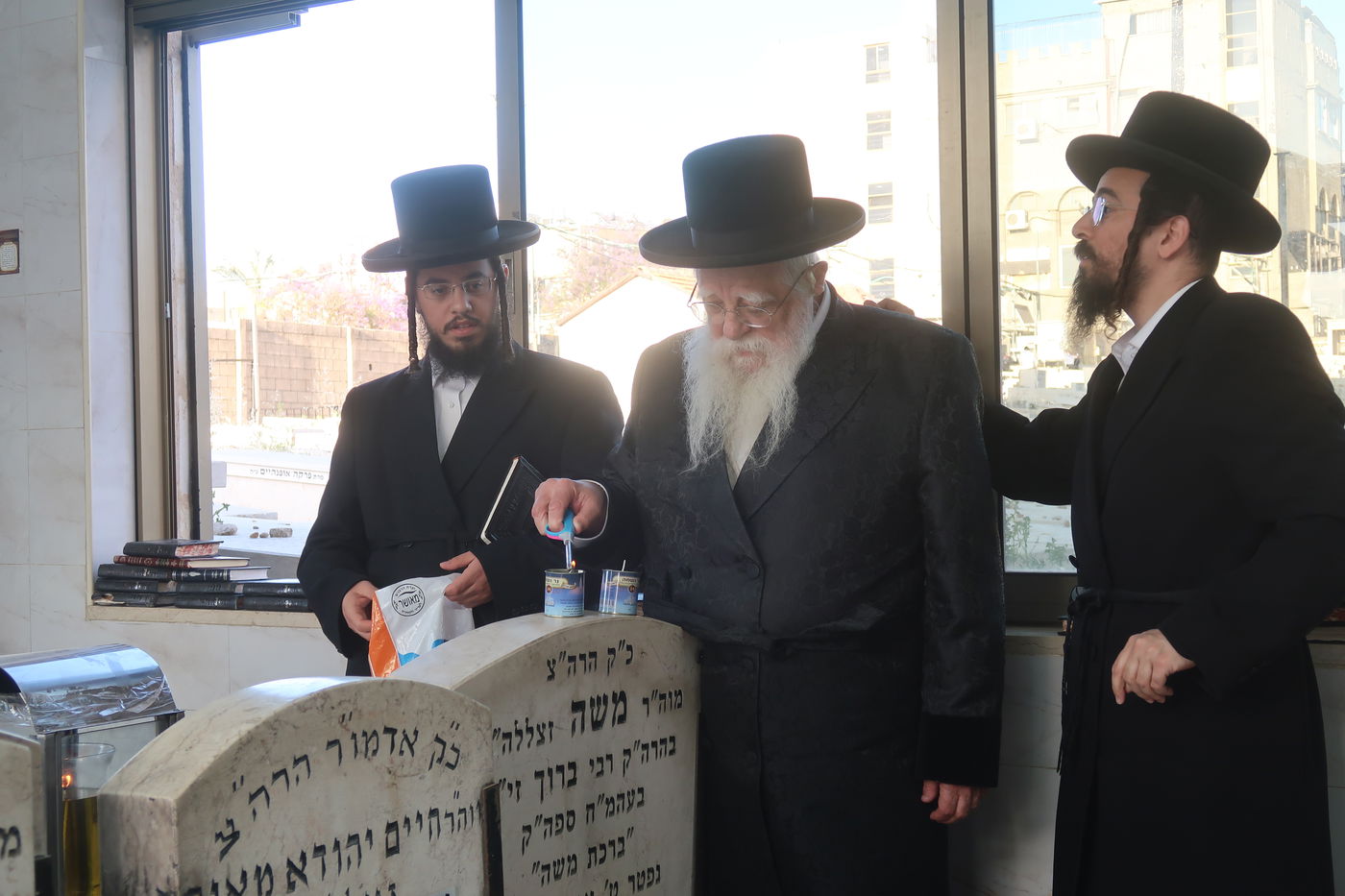 האדמו"ר משאץ ויז'ניץ בתפילה בבית העלמין בבני ברק