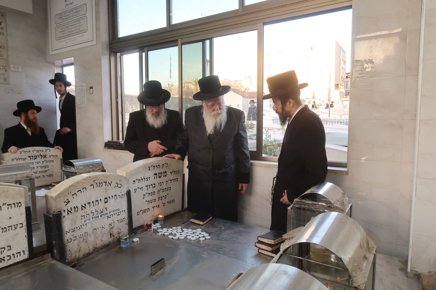 האדמו"ר משאץ ויז'ניץ בתפילה בבית העלמין בבני ברק