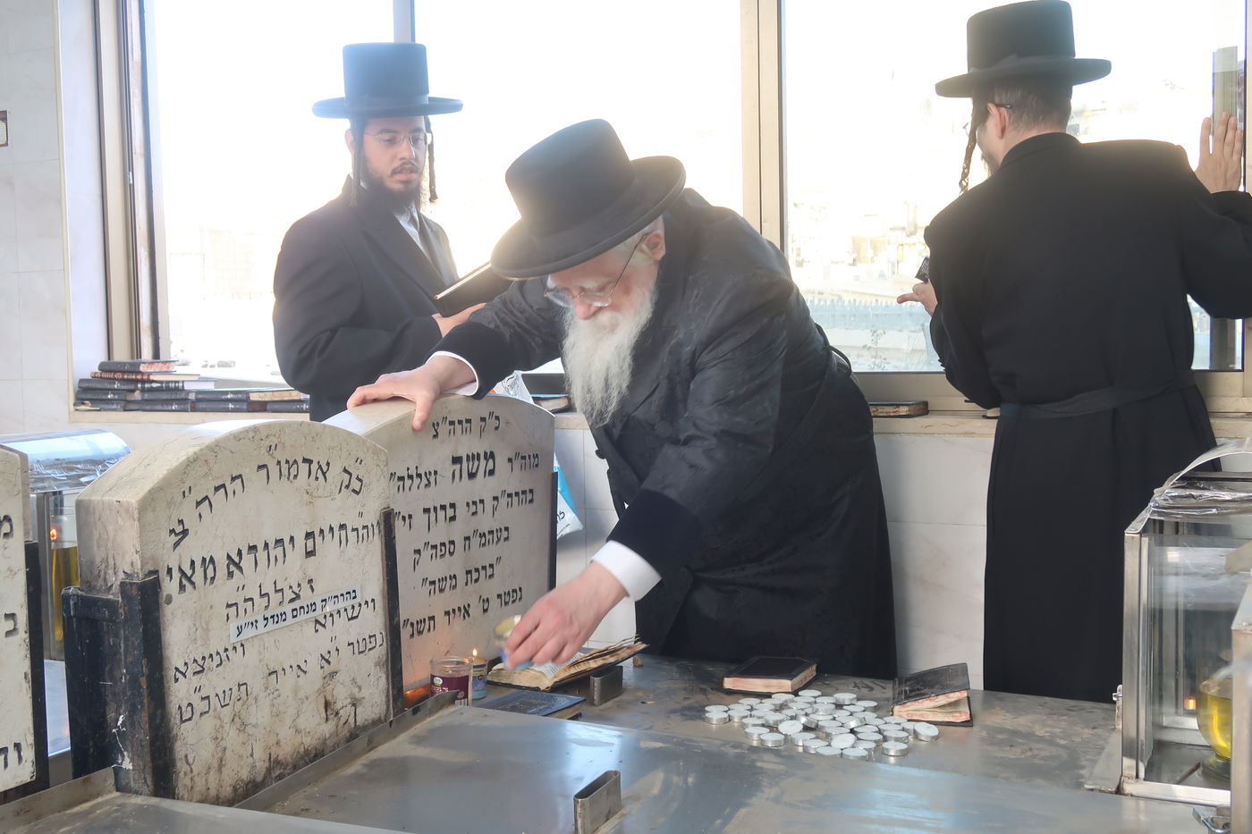 האדמו"ר משאץ ויז'ניץ בתפילה בבית העלמין בבני ברק