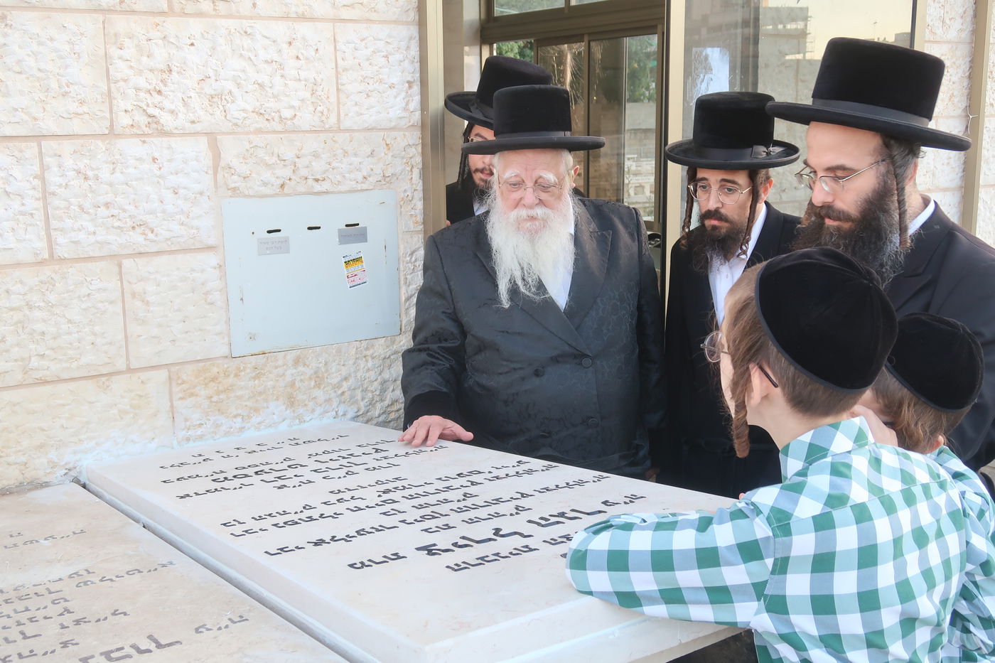 האדמו"ר משאץ ויז'ניץ בתפילה בבית העלמין בבני ברק