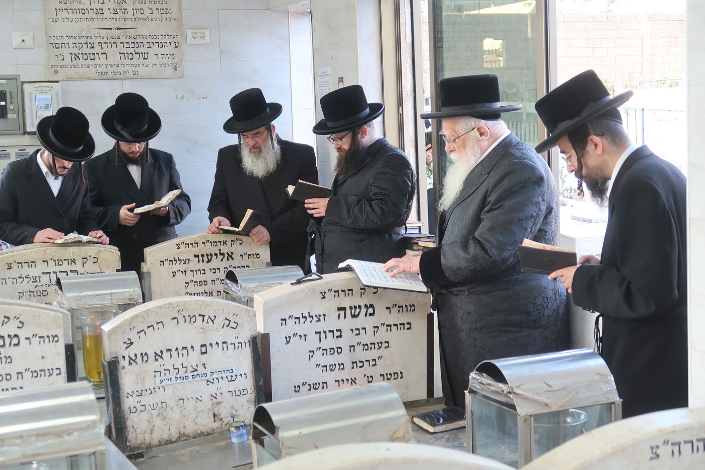 האדמו"ר משאץ ויז'ניץ בתפילה בבית העלמין בבני ברק