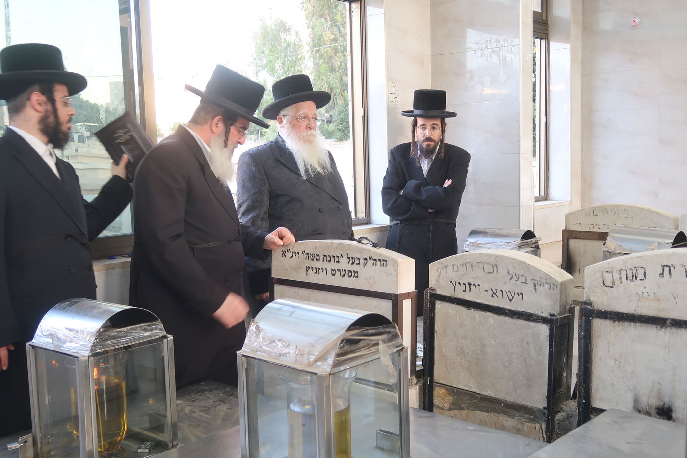 האדמו"ר משאץ ויז'ניץ בתפילה בבית העלמין בבני ברק