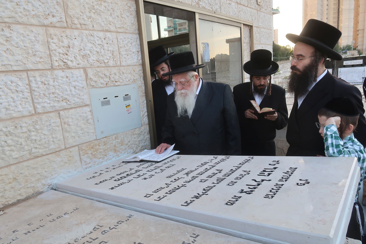 האדמו"ר משאץ ויז'ניץ בתפילה בבית העלמין בבני ברק