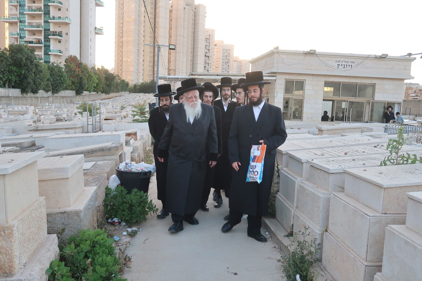 האדמו"ר משאץ ויז'ניץ בתפילה בבית העלמין בבני ברק