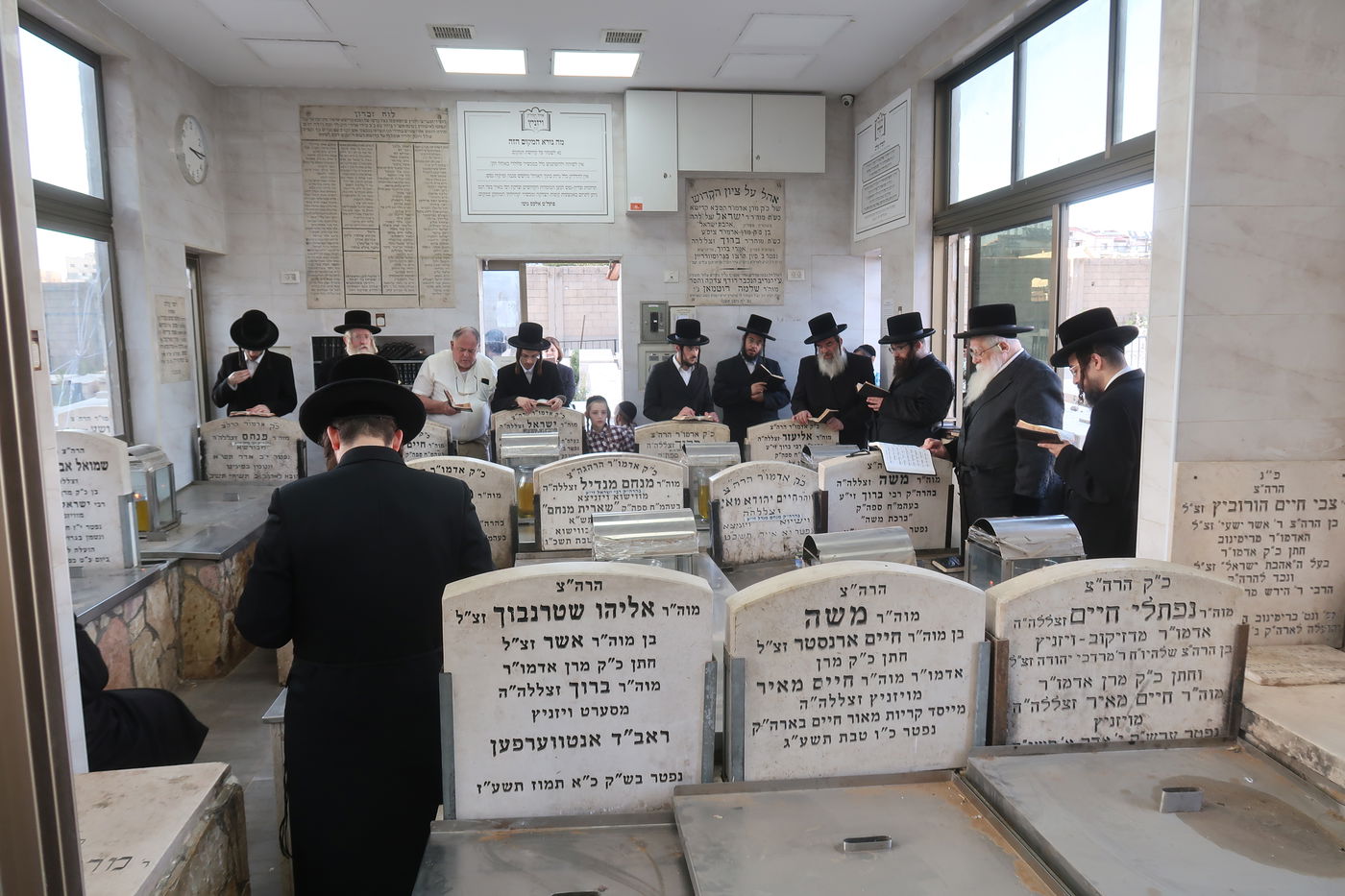 האדמו"ר משאץ ויז'ניץ בתפילה בבית העלמין בבני ברק