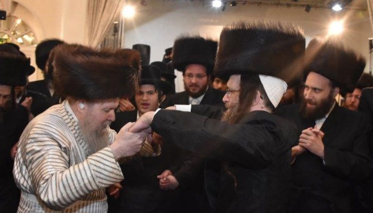 המשפיע רבי שמעלקא בידרמן בריקוד עם אחיו האדמו"ר מלעלוב ארה"ב