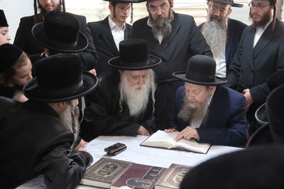 האדמו"ר ממחנובקא בעלזא בביקור אצל הגאון רבי דוד בצרי