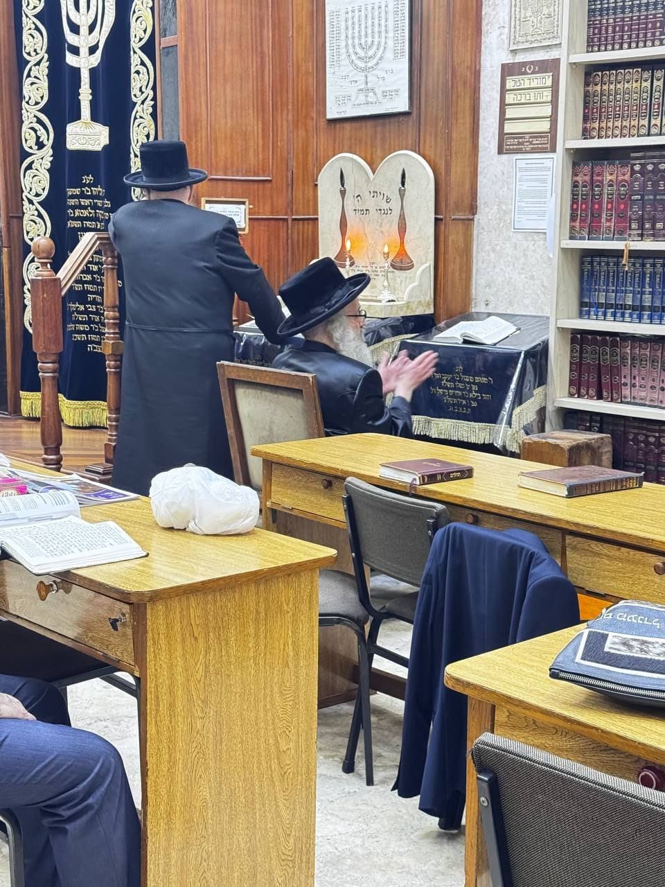 האדמו"ר מויז'ניץ בית שמש בתפילת ערבית וספירת העומר בברזיל