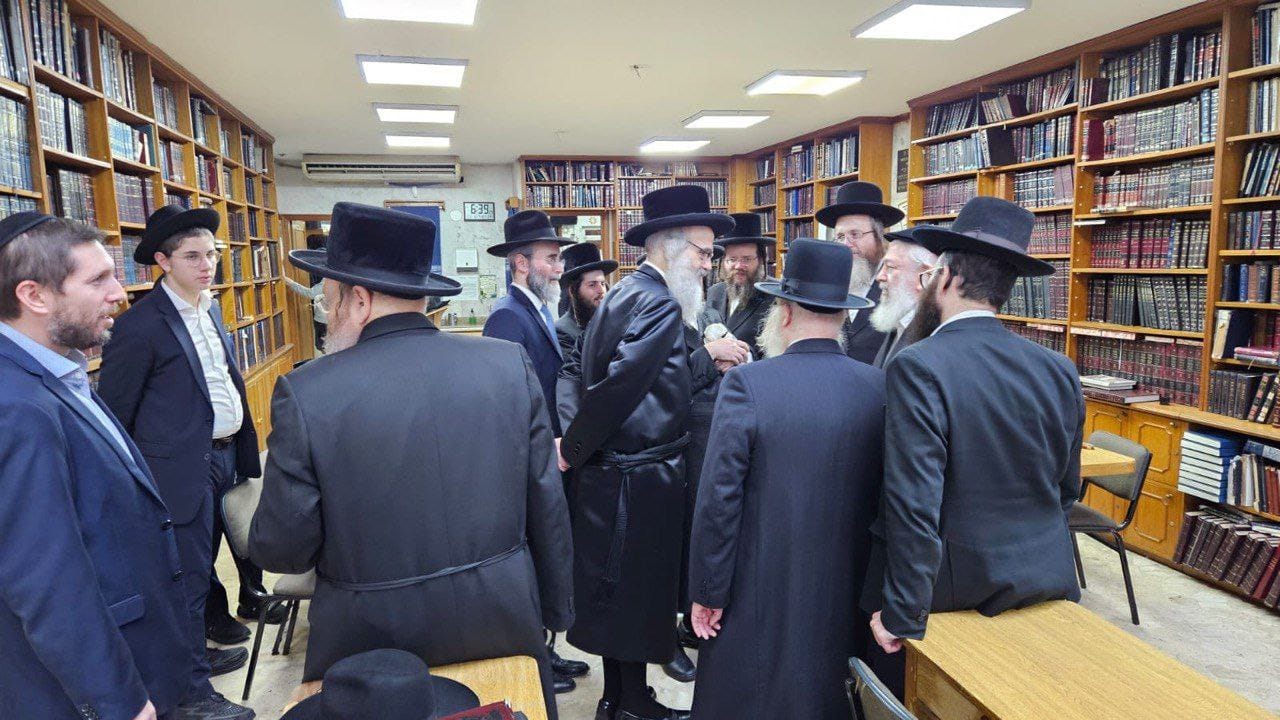 האדמו"ר מויז'ניץ בית שמש בתפילת ערבית וספירת העומר בברזיל