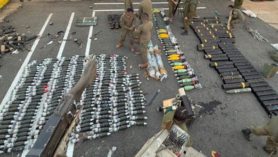 לוחמי צה"ל עם שלל הטרור שנתפס בסוריה