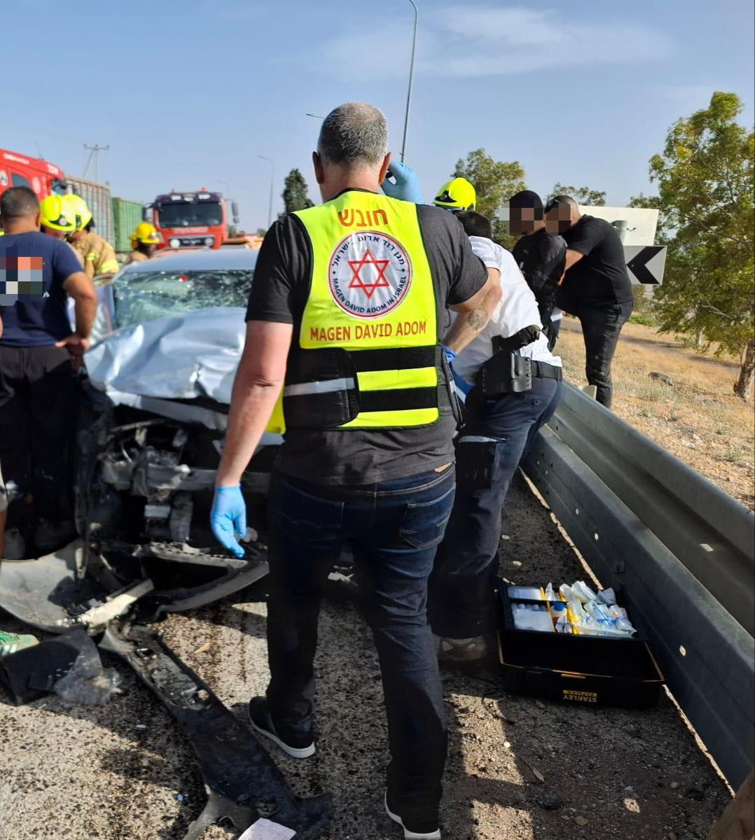 הרכב נמעך: שני פצועים חולצו במצב קשה בתאונת דרכים בצפון