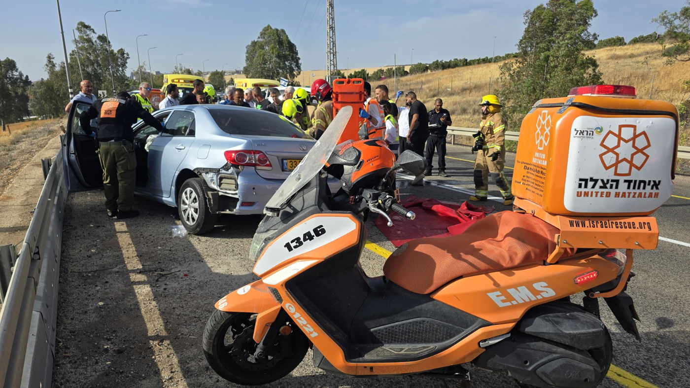 הרכב נמעך: שני פצועים חולצו במצב קשה בתאונת דרכים בצפון