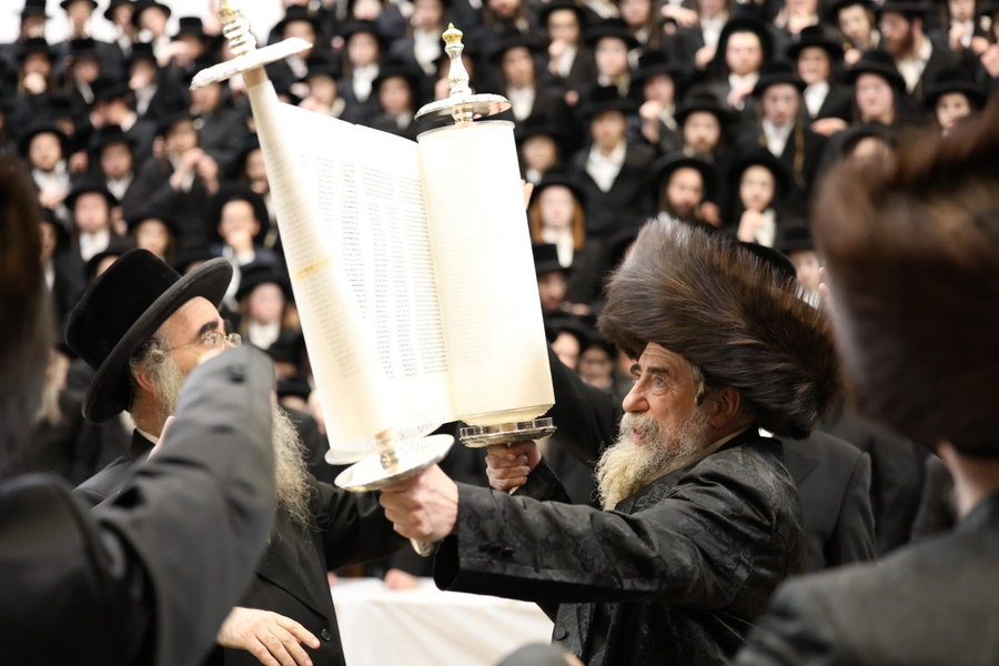 האדמו"ר מראחמיסטריוורקא בהכנסת ספר תורה של זוכה יד לאחים